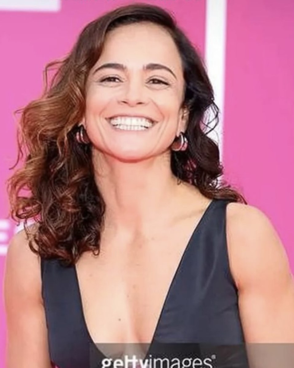Invitée tapis rose Canneseries coiffure wavy