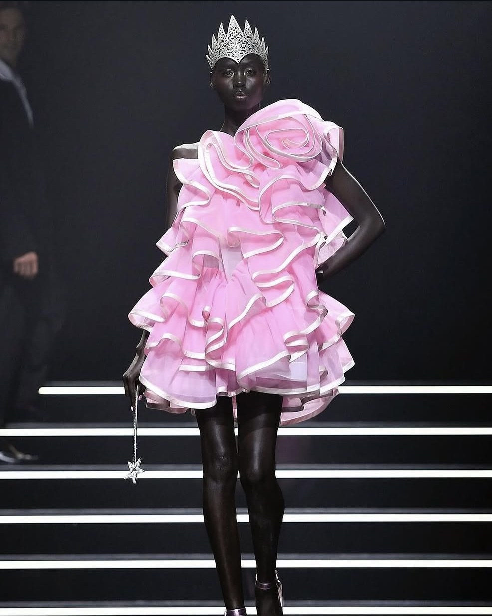 Show couture défilé Cannes robe rose volants