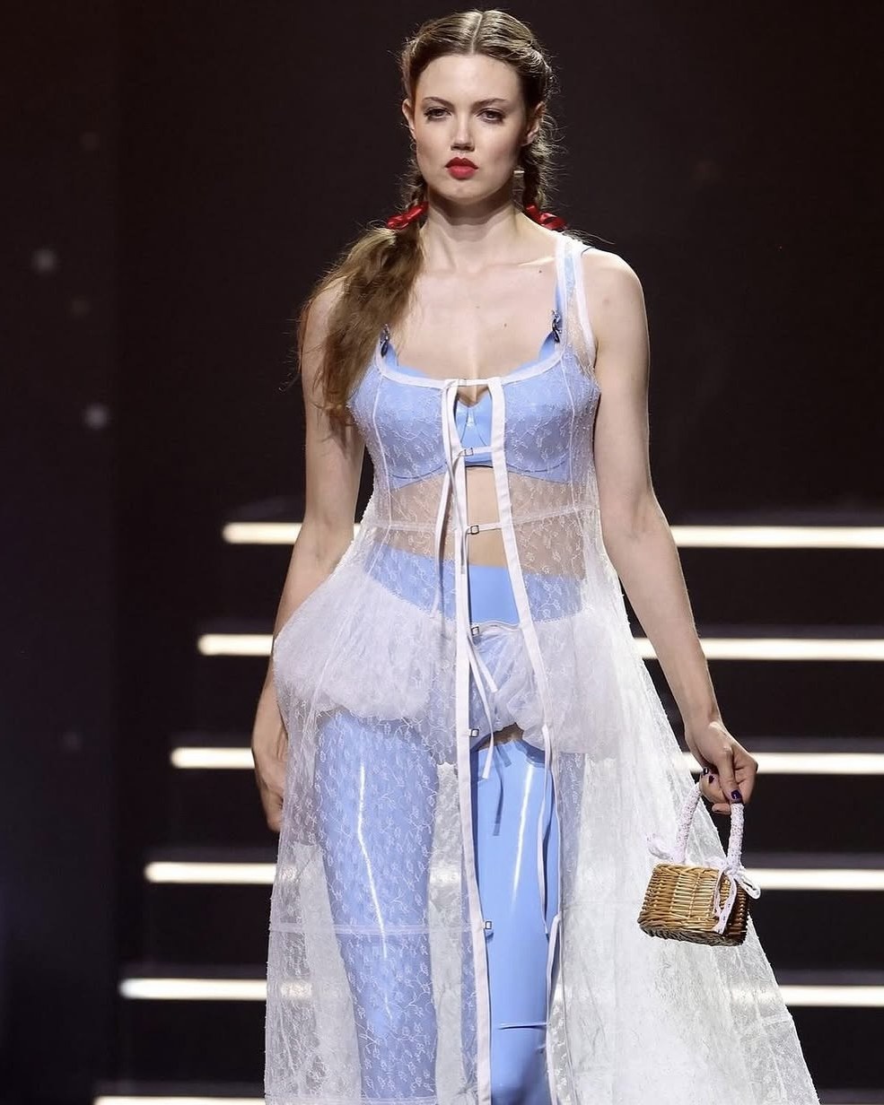 Défilé couture Cannes coiffure tressée éditoriale