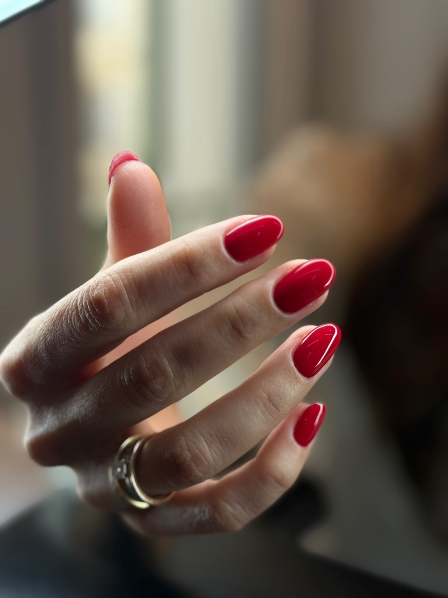 Manucure rouge gel pose ongles amande