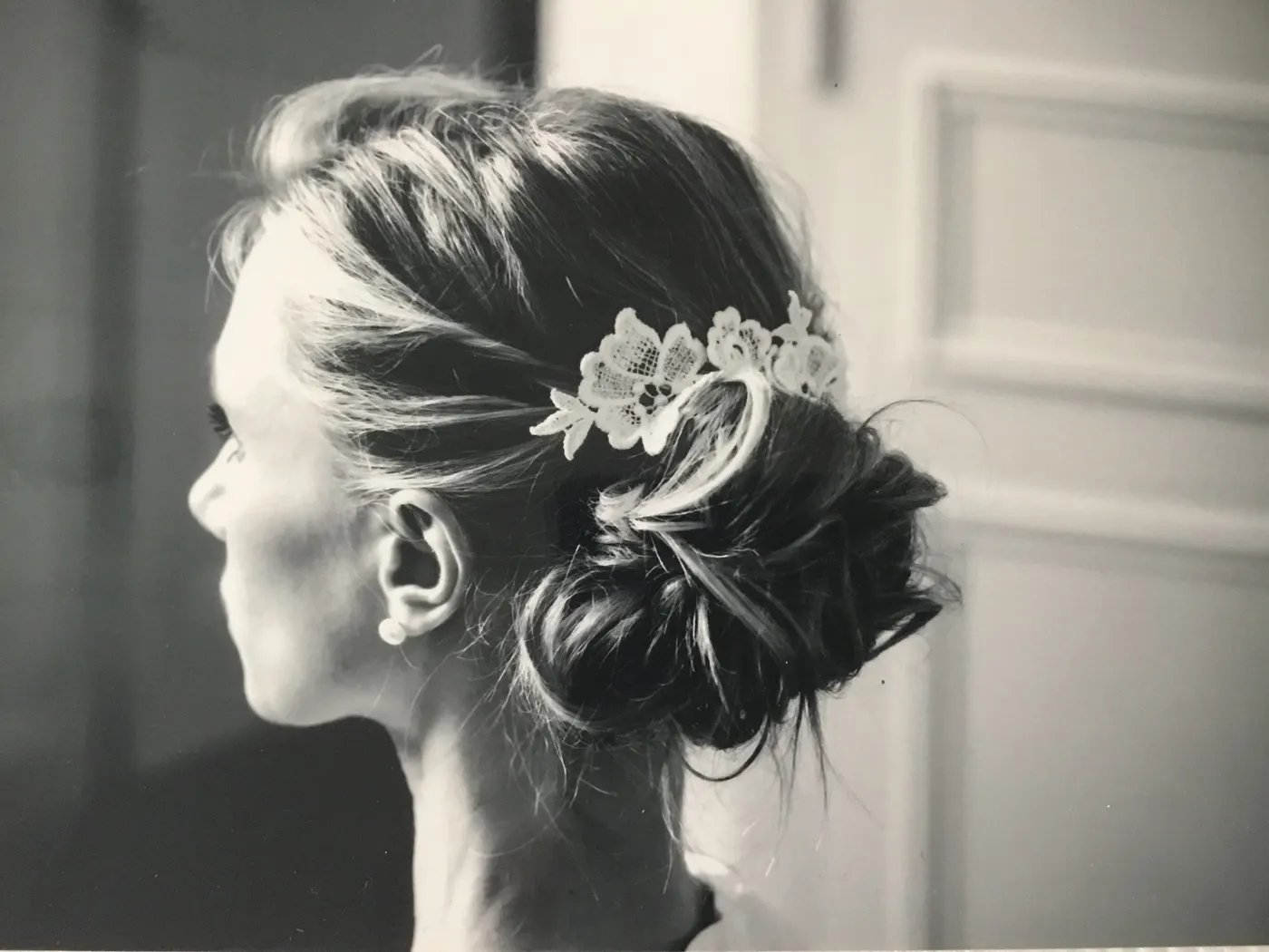 Chignon bas flou mariée avec dentelle florale coiffure mariage Cannes