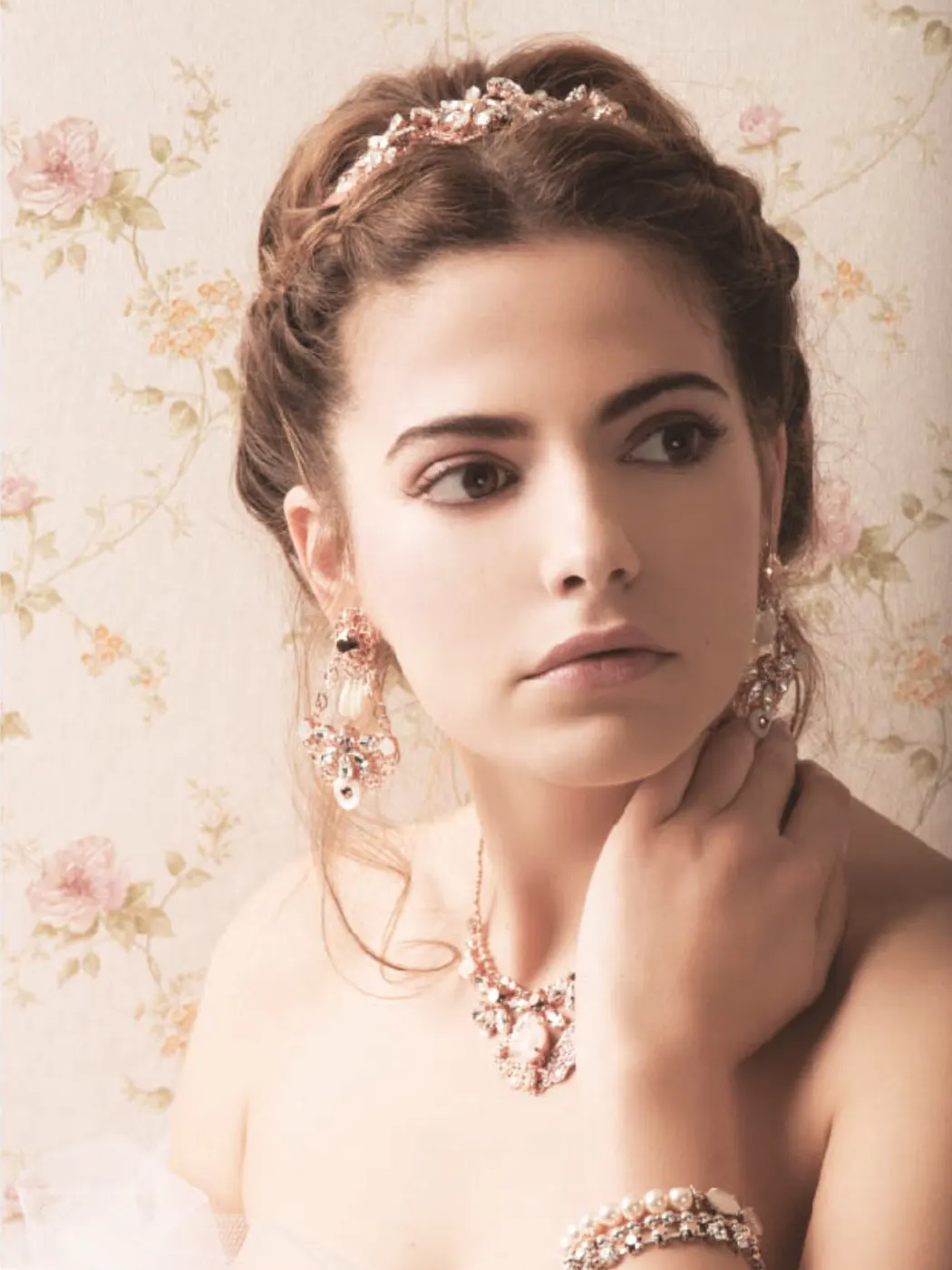 Maquillage romantique mariée tresse couronne et bijoux rose poudré shooting Cannes