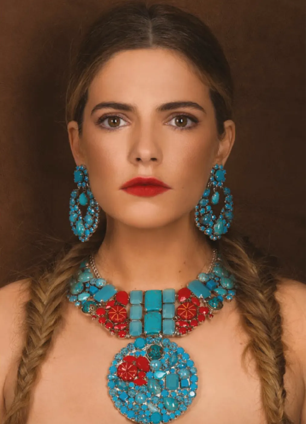 Beauté éditoriale lèvres rouges et bijoux turquoise shooting joaillerie Cannes