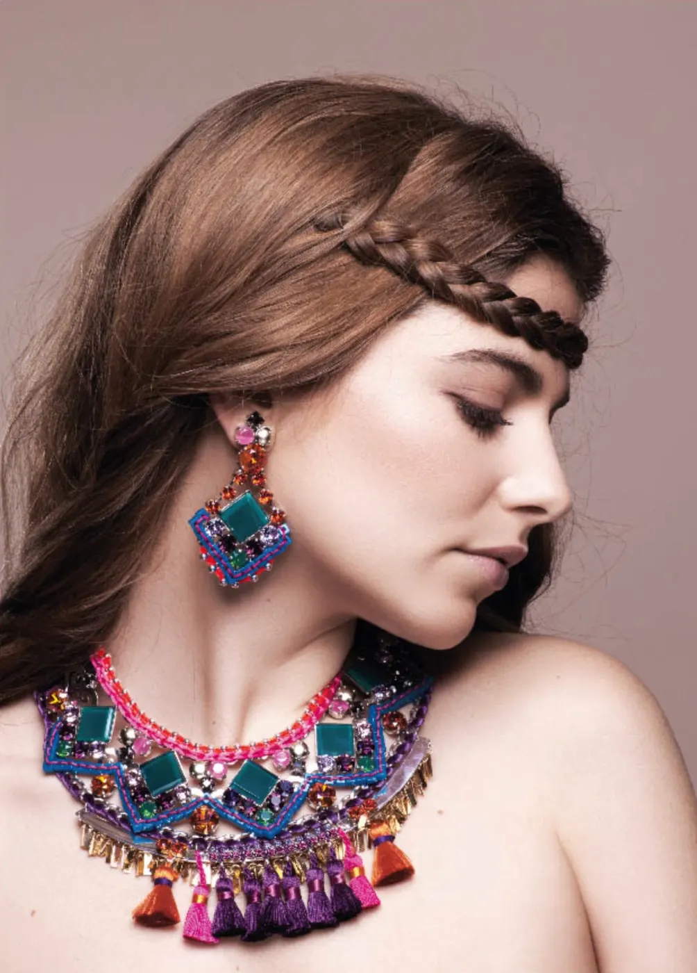 Coiffure tressée bohème et maquillage nude shooting bijoux ethniques Cannes