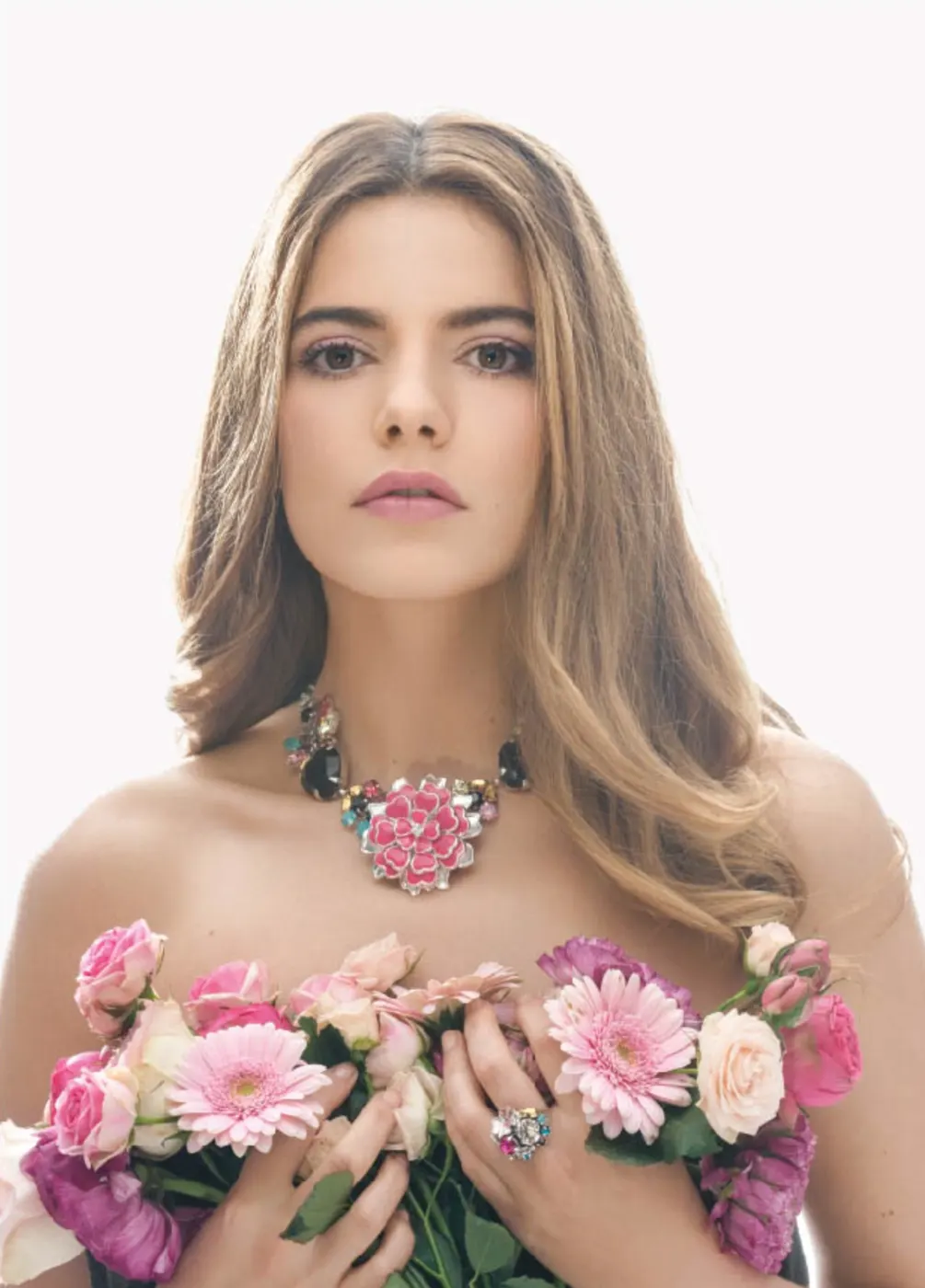 Brushing wavy blond et maquillage glow floral shooting beauté Cannes