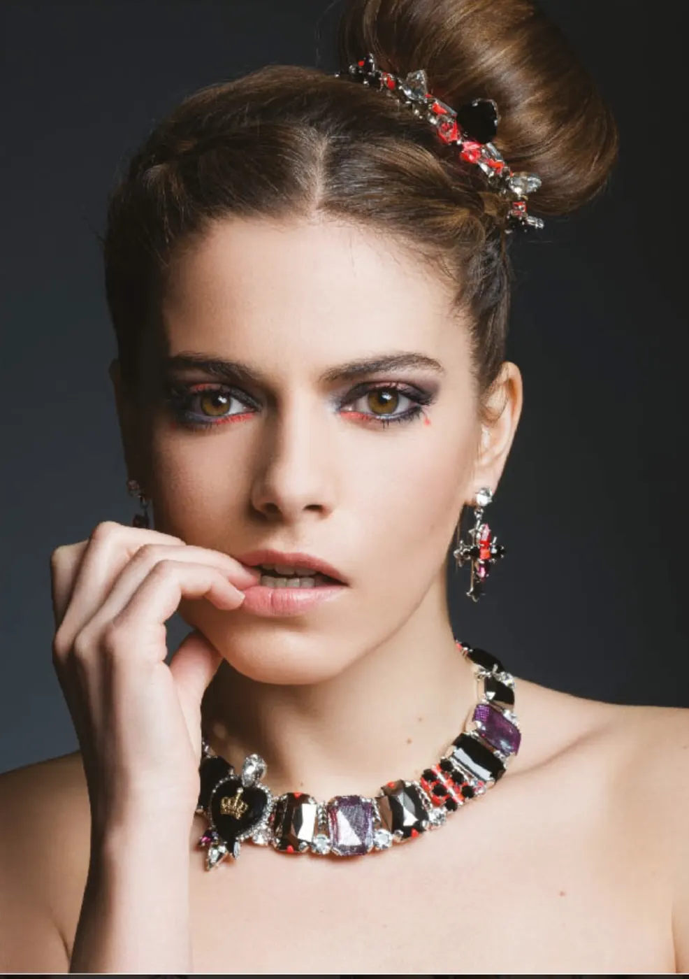 Chignon haut couture et maquillage smoky coloré shooting éditorial Cannes