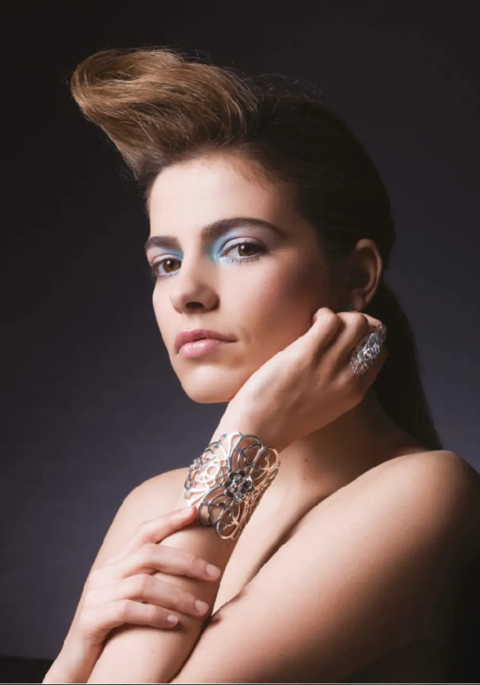 Coiffure banane rétro et maquillage bleu pastel shooting beauté Cannes