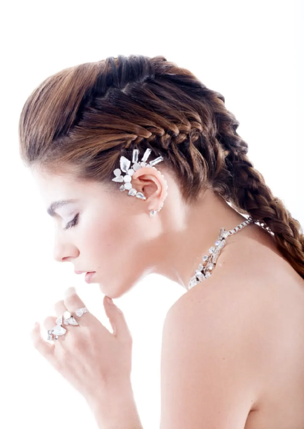 Tresses latérales et ear cuff cristal coiffure mariée éditoriale Cannes