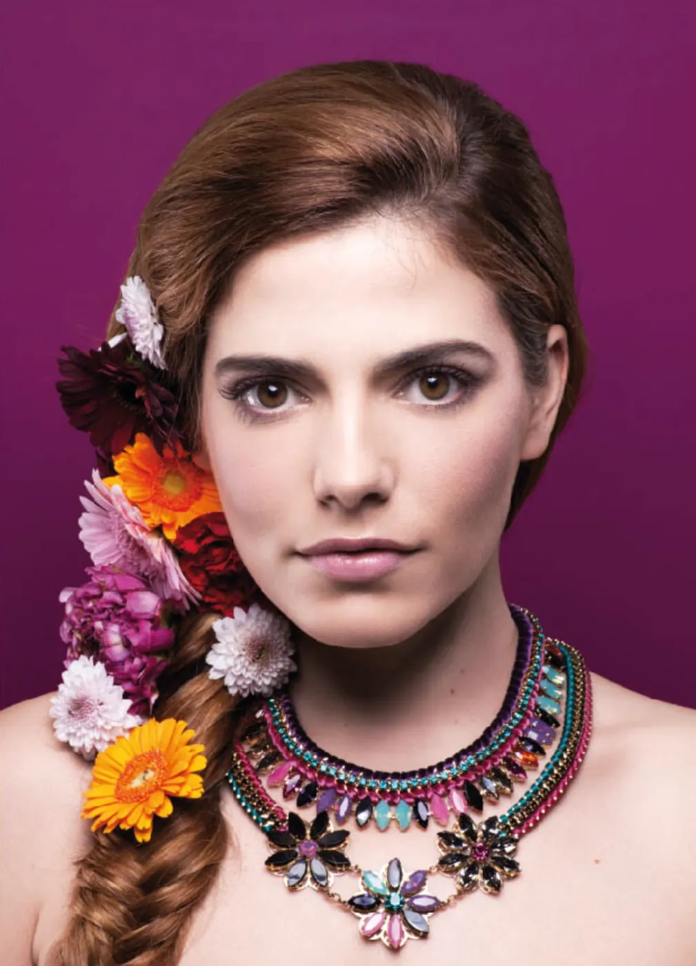 Tresse fleurie et maquillage smoky doux shooting beauté coloré Cannes