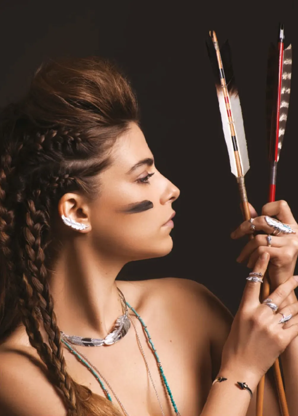 Coiffure tressée guerrière et maquillage graphique shooting éditorial Cannes
