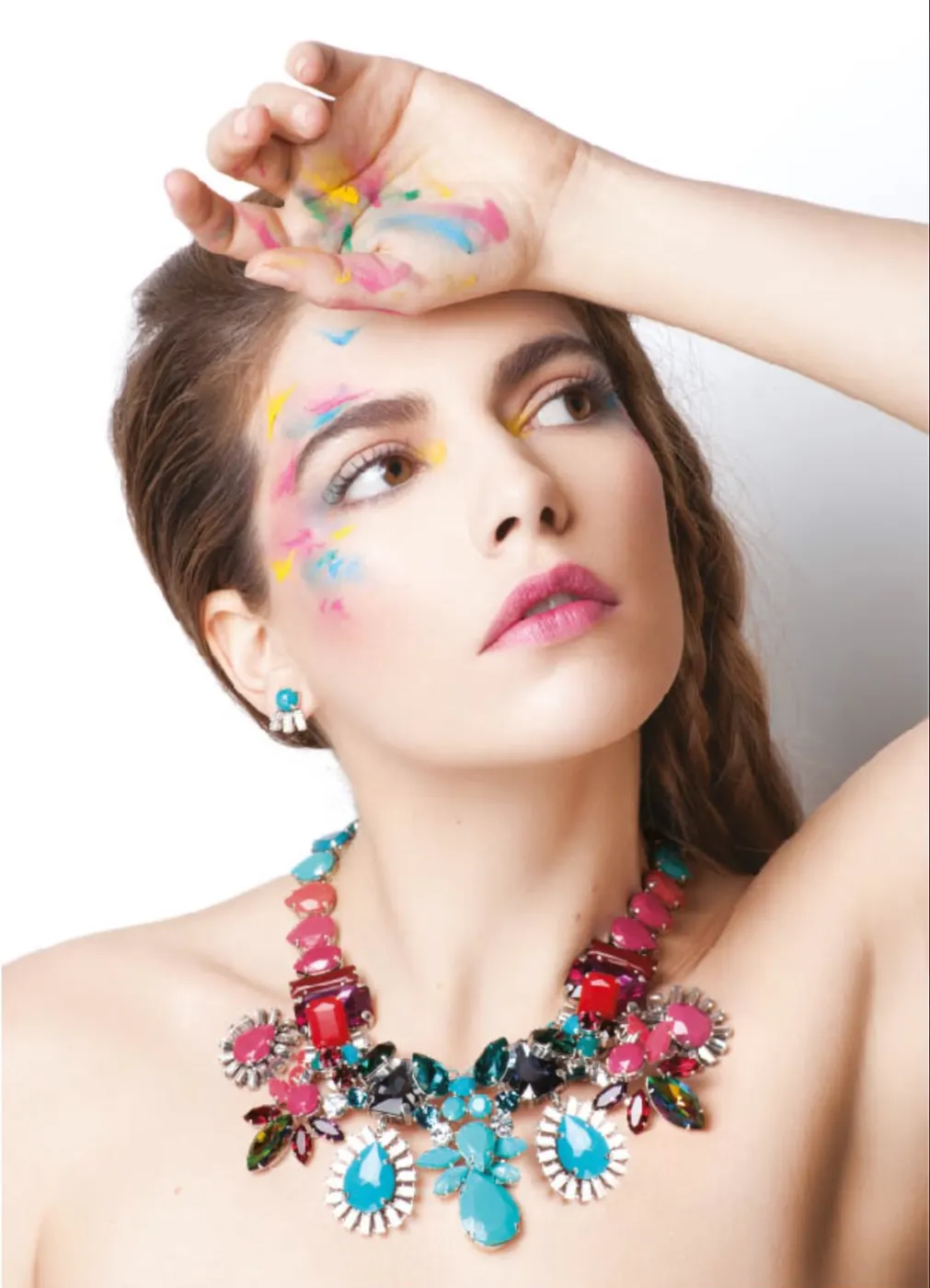 Maquillage artistique pastel multicolore shooting beauté créatif Cannes