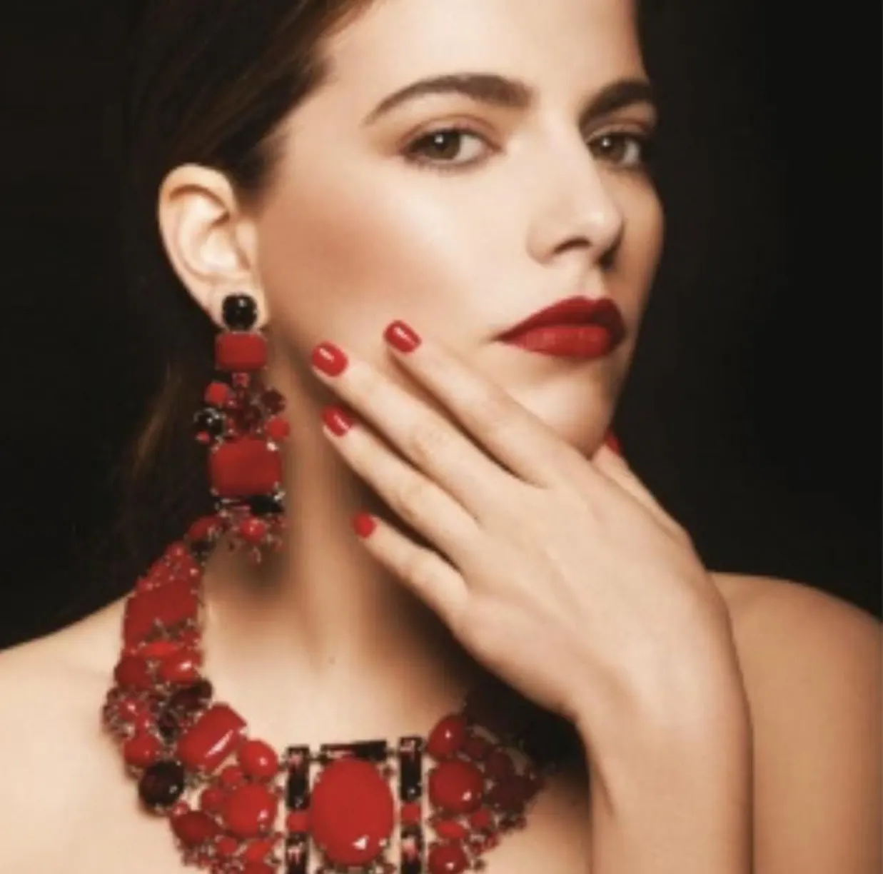 Lèvres rouges et manucure rouge glamour soirée Festival de Cannes